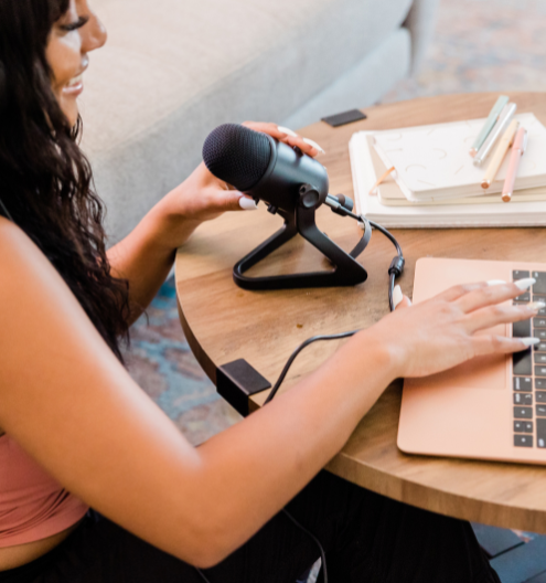 "Viva a experiência de gravar um podcast profissional no Bespoke Studios. Equipamentos de última geração e ambiente inspirador."